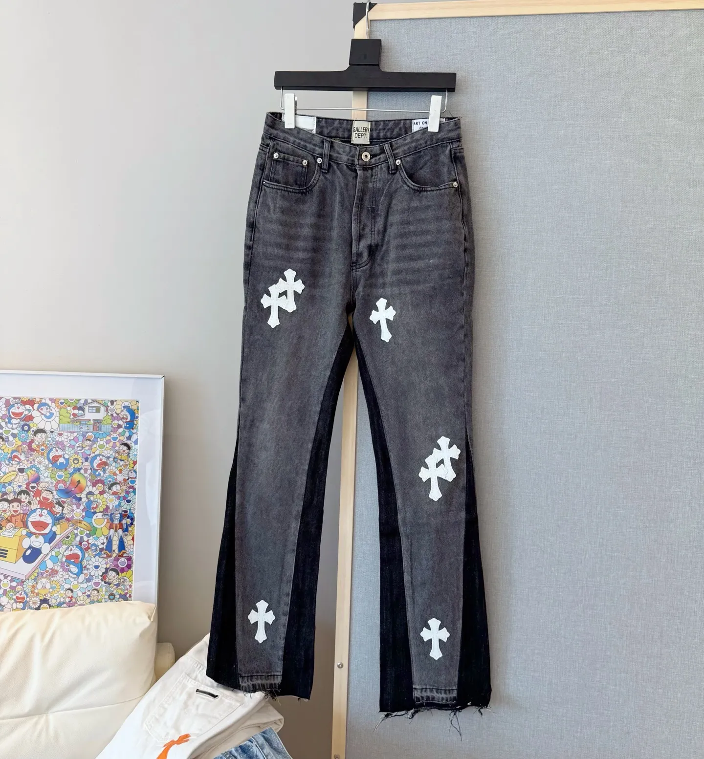 P260 model number: D325 GALLERY DEPT & Chrome hearts. Spliced cross loose washed flared jeans to truly restore the ultimate vintage texture. The original hardware accessories, washed and other elevators, QR code analysis are all purchased from the original factory, with high degree of restoration. You are welcome to compare the products~ Three-dimensional version Loose and comfortable, not picky about the figure, taller and slimmer. Factory Seiko. Original quality control. Same style for men and women. Can be matched with couples. Versatile recommendation. Must-have jeans for all seasons. Trendy people have been disappointed. From the quality selection of fabrics, the tailoring of details, and the matching of patterns, everything is impeccable! The upper body is so handsome when worn...it can be easily worn by men, women and children! The craftsmanship is made of heavy-duty washed pure cotton denim fabric. After washing, it is soft and thick. It is very stylish when worn. Size: 28, 30, 32, 34, 36 (S-XXL) Color: Stitching Size reference # 28 trouser length 100 waist 72 30 trouser length 102 waist 76 32 trouser length 104 waist 80 34 trouser length 106 waist 84 36 pants length 108 waist circumference 88